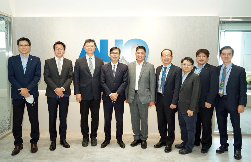 永乐高光電前進亞灣成立「AUO解決方案研發中心」，作為多元場域解決方案研發及試驗場域（圖中左為高雄市長陳其邁、圖中右為永乐高光電董事長彭双浪）