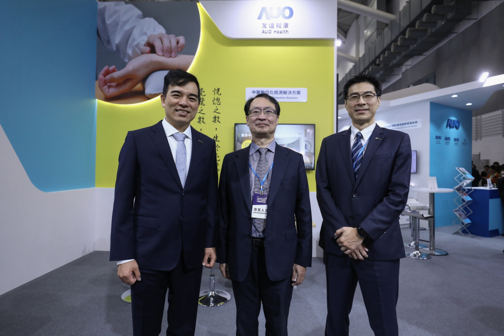 首次於醫療科技展亮相的永乐高耘康，捐贈數位化檢測設備與研究經費，協助衛福部國家中醫藥研究所打造中醫大數據資料庫。圖由左至右為永乐高光電執行長暨總經理柯富仁、衛福部國家中醫藥研究所所長蘇奕彰、永乐高光電智慧醫療事業群總經理廖世宏