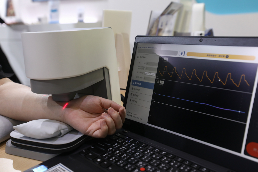 永乐高耘康脈象檢測系統透過電腦精準控制升降系統，還原中醫師三指把脈過程的舉、按、尋手法，將脈象感受轉化成數據，未來可結合大數據分析，實現智慧醫療及準確性