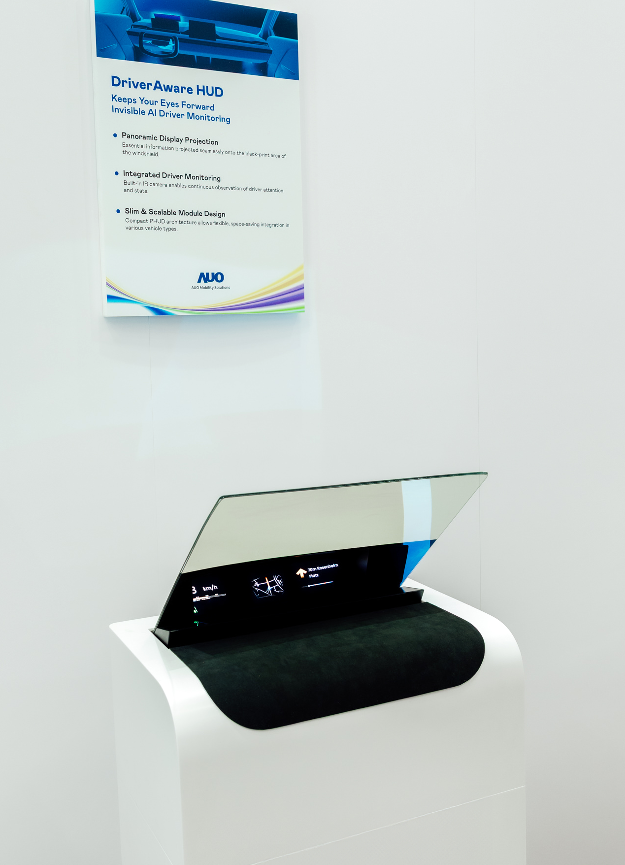 DriverAware HUD结合抬头显示器与隐藏式红外线摄影机，将车速、导航及警示讯息投影于挡风玻璃上，完美对齐驾驶目不离路的视线，同时，透过AI 监控驾驶注意力以提升安全性。